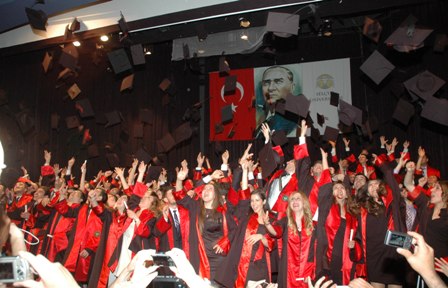 genc-hukukcularin-mezuniyet-coskusu-5.jpg genc-hukukcularin-mezuniyet-coskusu-5.jpg