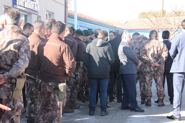genclik-ogrencileri-polisleri-ugurladi-(3).jpg
