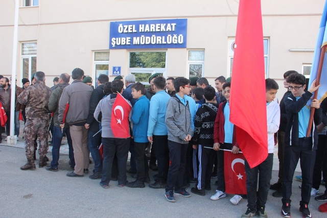 genclik-ogrencileri-polisleri-ugurladi-(4).jpg