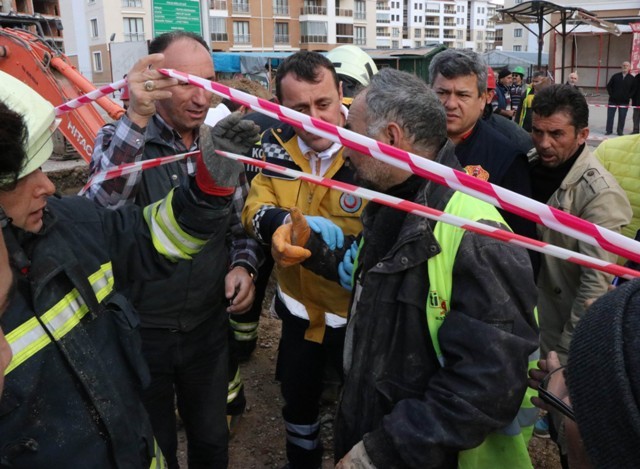 gocukte-kalan-isci-itfaiye-ekiplerince-kurtarildi--(11).jpg