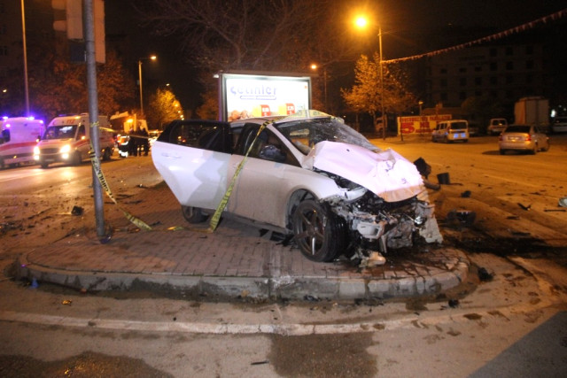 goreve-giden-polis-araci-ile-otomobil-carpist-6-11516826_o.jpg