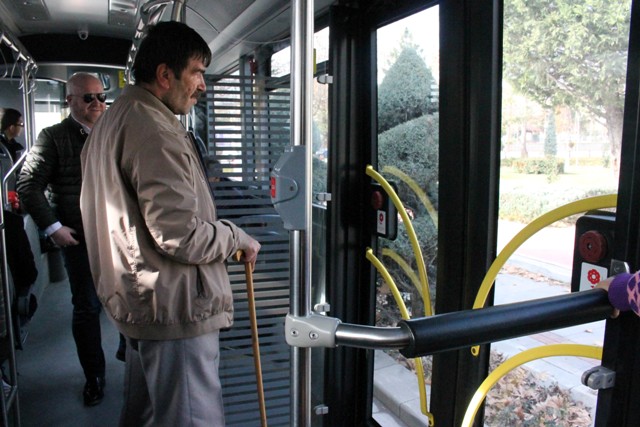 gorme-engelliler-otobuslerde-inecekleri--(4)-001.jpg