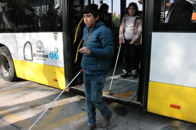 gorme-engelliler-otobuslerde-inecekleri--(6).jpg