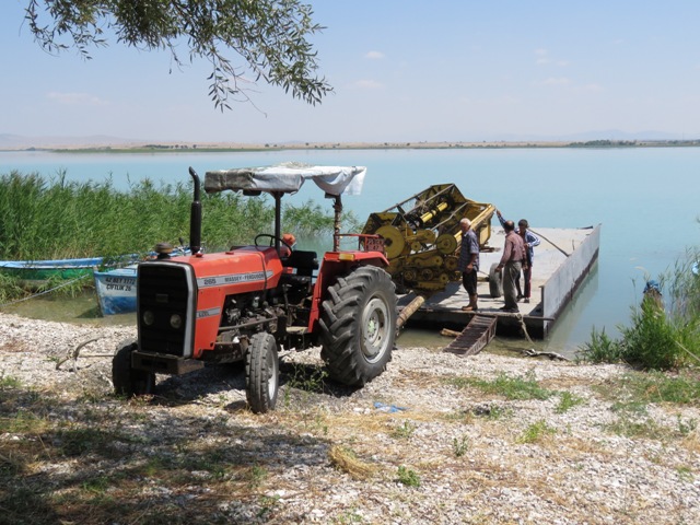 hasat-icin-bicerdoverini-golde-yuzdurdu-(9).jpg