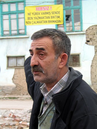 hirsizlara-pankartla-mesaj-verilen-ev-bu-kez-yandi-(6).jpg