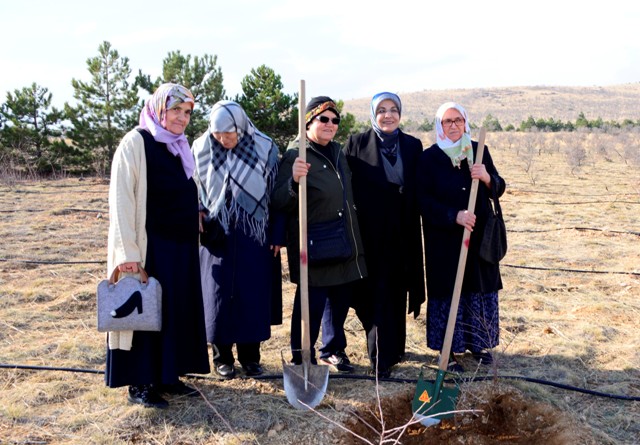 huzurevi-sakinleri-fidan-dikti-(5).jpg