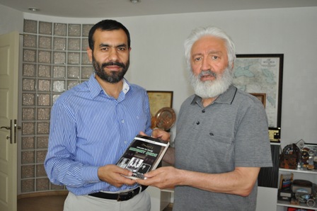 ihsan-kayseri-kitap-imzaladi--(3).jpg