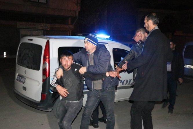 iki-grup-sokak-ortasinda-savasti--(1).jpg