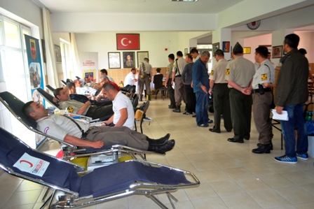 il-jandarma-komutanligi-kan-bagisinda-bulundu-(2).jpg