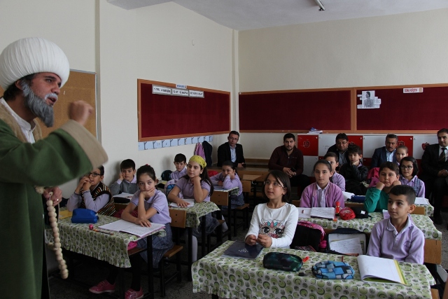 ilkokullarda-hilm-konulu-sinif-tiyatrosu-sergilendi-(2).jpg