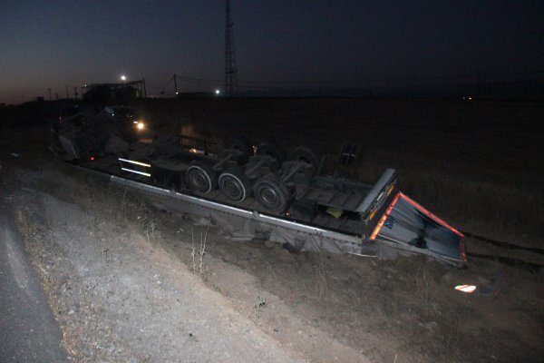 insaat-malzemeleri-tasiyan-tir-takla-atti-1-olu,-1-yarali-(6).jpg