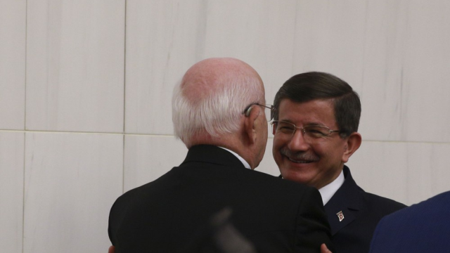 ismail-kahraman-ve-davutoglu-arasinda-sicak-8480614_760_o.png