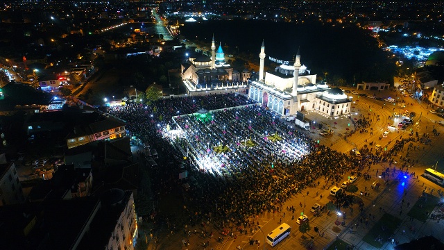 kadir-gecesi’nde-on-binler-mevlana-meydani’nda-bulustu-(1).jpg
