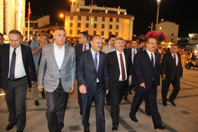 kadir-gecesi’nde-on-binler-mevlana-meydani’nda-bulustu-(3).jpg