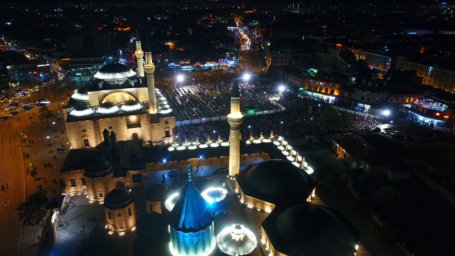 kadir-gecesi’nde-on-binler-mevlana-meydani’nda-bulustu-(5).jpg