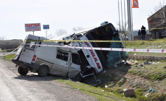 kahramanmaras-ta-yolcu-otobusu-ile-minibus-6943440_9626_m.jpg