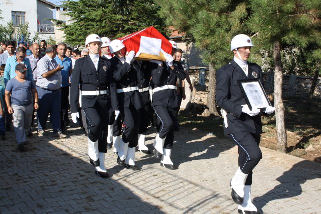 kalp-krizi-sonucu-olen-polis-memuru--(2).jpg