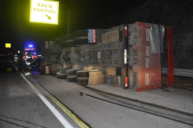 kamyon-bariyerlere-carparak--(1).jpg