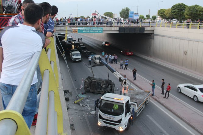 kamyon-carpti-alt-gecide-devrildi-(3)-001.jpg