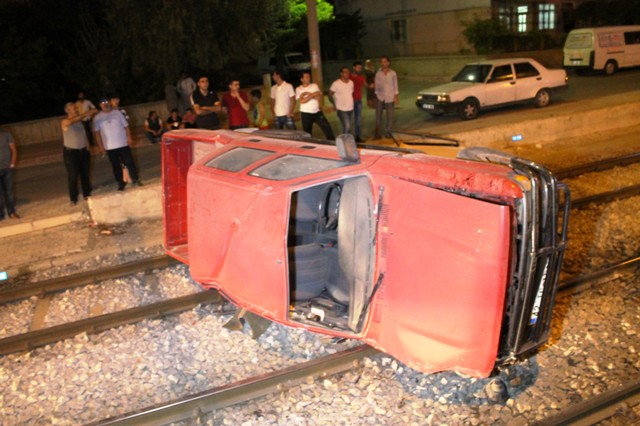 kamyonet,-hareket-halindeki-tramvayin-onune-dustu-4.jpg