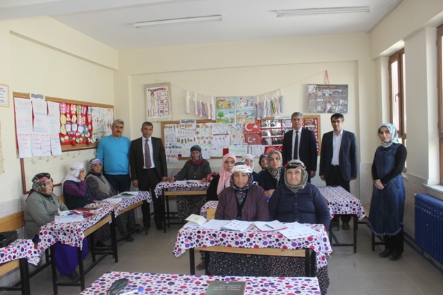karapinarda-okuma-yazma-kursuna-yogun-ilgi-(4).jpg