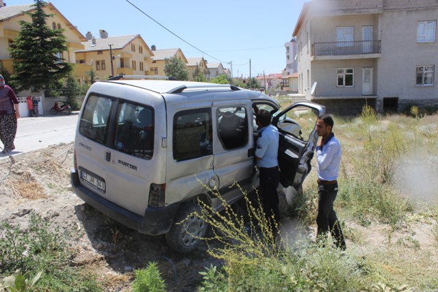 karapinarda-trafik-kazasi-3-yarali-(3).jpg