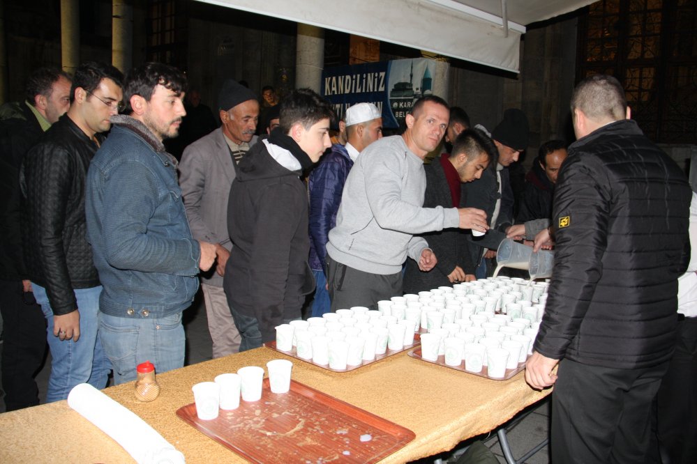 karatay’da-mevlid-kandilinde-salep--(4).jpg
