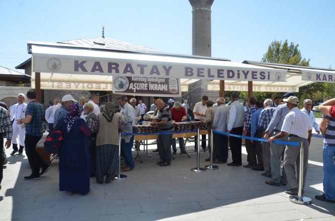 karatay-belediyesi-asure-gununde-geleneksel-asure-ikrami-gerceklestirdi-(3).jpg