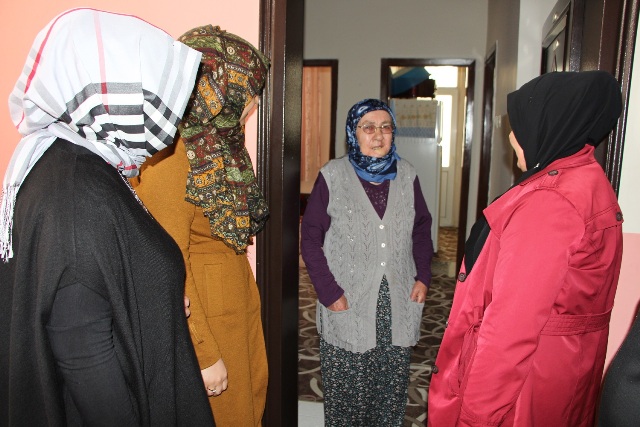 karatay-kent-konseyi-kadin-meclisinden-sefkat-evlerine-ziyaret-(4).jpg