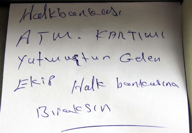 karti-atm-de-kaldi-gorevlilere-not-yazdi-7129086_1206_m.jpg karti-atm-de-kaldi-gorevlilere-not-yazdi-7129086_1206_m.jpg