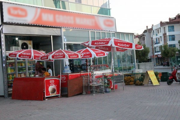 kasadan-bin-lira-calip-aldiklari-urunleri-veresiye-yazdirmaya-calistilar--(2).jpg