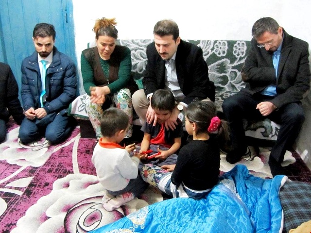 kaymakam-cidiroglu-,-yoksul-aileleri-ziyaret-etti-(3).jpg