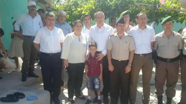 kaymakamin-makam-araci,-sehit-cocugunun-sunnet-arabasi-oldu-(1).jpg