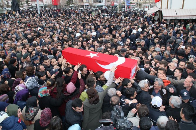 kazada-sehit-olan-konyali-polis-son-yolculuguna-ugurlandi-(1).jpg