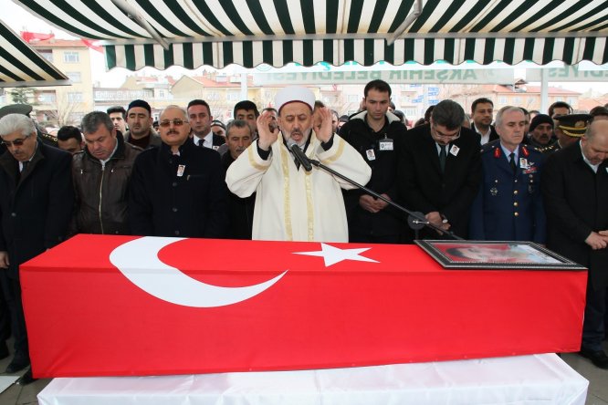kazada-sehit-olan-konyali-polis-son-yolculuguna-ugurlandi-(2).jpg