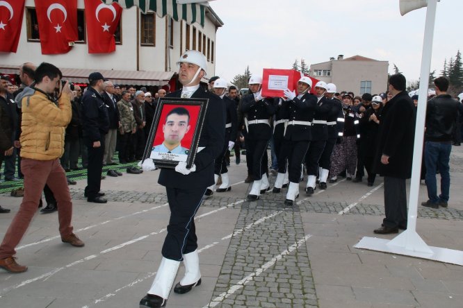 kazada-sehit-olan-konyali-polis-son-yolculuguna-ugurlandi-(4).jpg