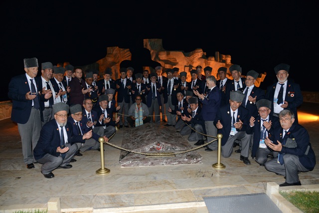 kibris-43-yil-sonra-konyali-gazileri-ile-bulustu-(3).jpg