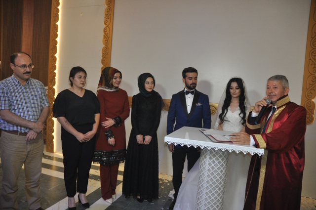 Kızının nikâhını kıydı