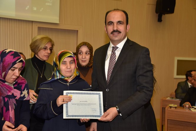 komek’ten-mezun-olan-gorme-engelli-kursiyerler-sertifikalarini--3.jpg