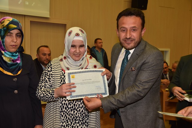 komek’ten-mezun-olan-gorme-engelli-kursiyerler-sertifikalarini--7.jpg