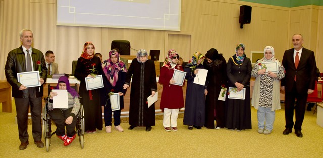 komek’ten-mezun-olan-gorme-engelli-kursiyerler-sertifikalarini-001.jpg