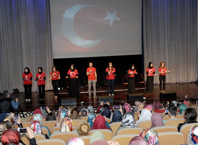komek-kursiyerleri-15-temmuz-sehitlerini-andi-(3).jpg