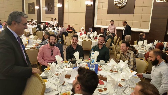 konuk-istikrar-sursun,-siyasetin-ustasinin--(2).jpeg