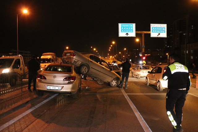 konya’da-8-arac-birbirine-girdi-2-yarali--(4).jpg