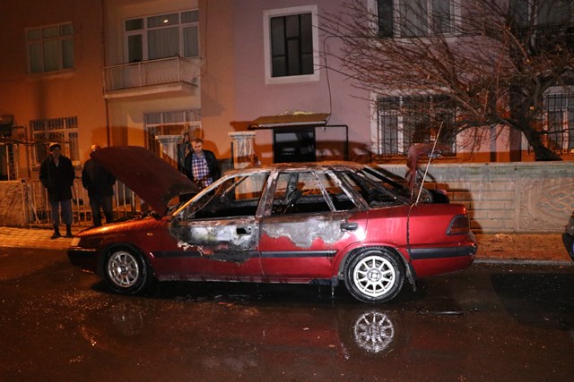 konya’da-park-halindeki-otomobil-kundaklandi--(1).jpg