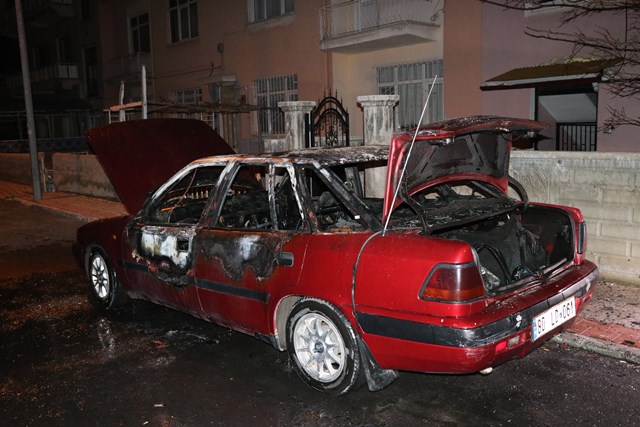 konya’da-park-halindeki-otomobil-kundaklandi--(3).jpg