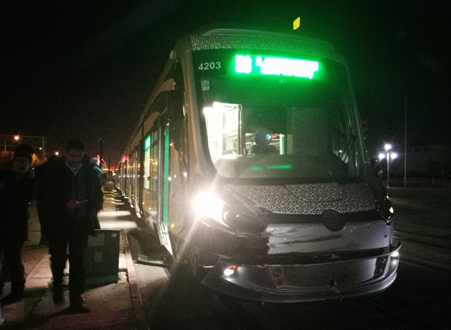 konya’da-tramvayla-hafif-ticari-arac-carpisti-3-yarali--(1).jpg