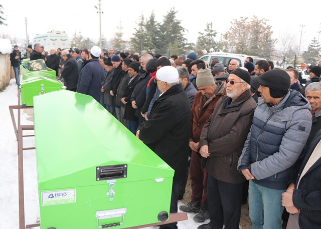 konya’da-yanginda-olen-baba-ve-3-oglu-topraga-verildi--(3).jpg