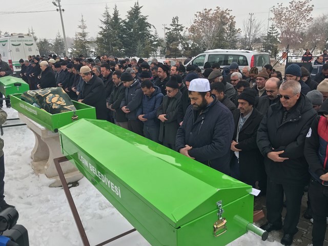 konya’da-yanginda-olen-baba-ve-3-oglu-topraga-verildi--(5).jpg