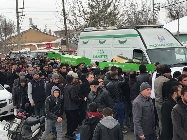 konya’da-yanginda-olen-baba-ve-3-oglu-topraga-verildi--(7).jpg